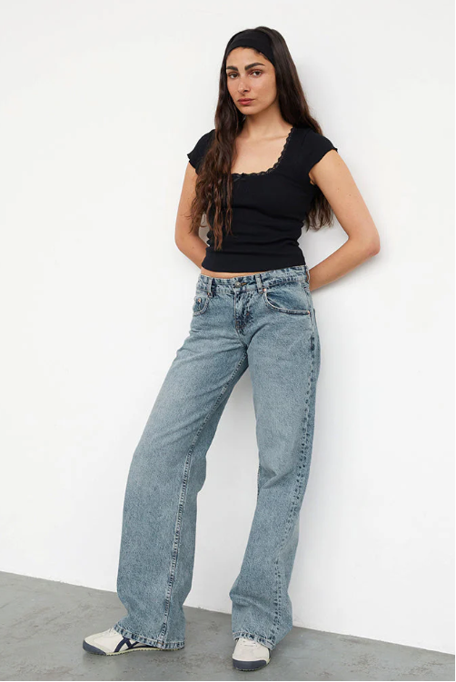 MILA | Low-Rise Jeans