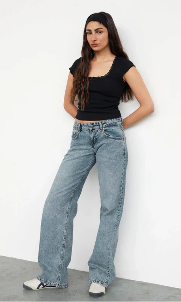 MILA | Low-Rise Jeans